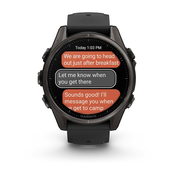 Fēnix® 8 - 43 mm, AMOLED, Sapphire, Titanio, Carbon Gray DLC con cinturino in silicone Black/pebble grey