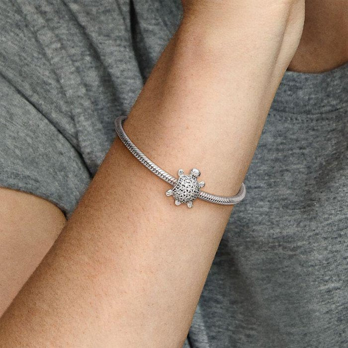 Charm tartaruga marina con pavé