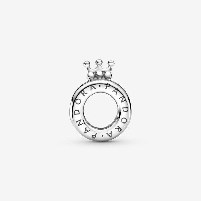 Charm Pandora con logo e O coronata