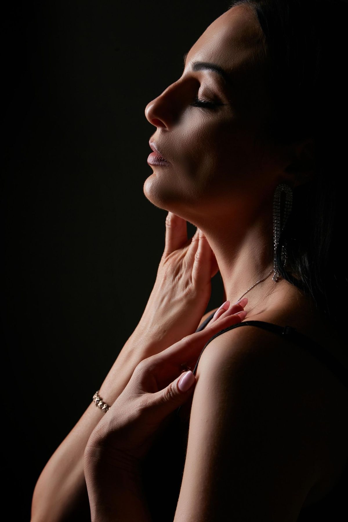 Donna con orecchini pendenti e bracciale